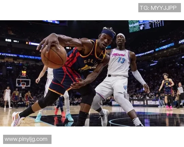 热火与快船激战正酣NBA赛场精彩对决引发球迷热议